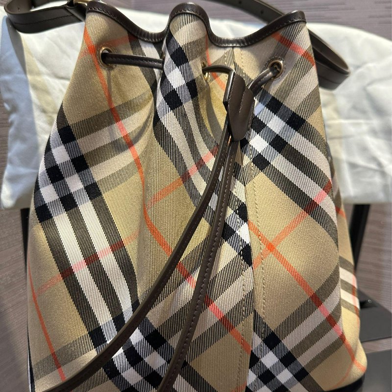 💎Han's house精品服飾💎Burberry 經典 棉麻 牛皮飾邊 格紋 水桶包 側背包 16X29X27公分-7