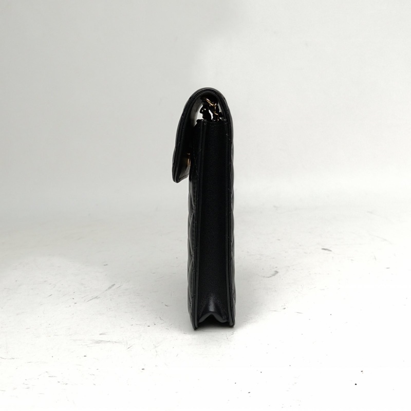 CHANEL 黑色羊皮鐳射標金扣23P琺瑯鏈條手機包-1