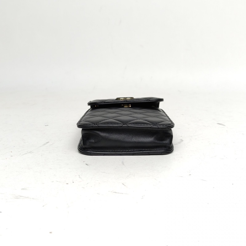 CHANEL 黑色羊皮鐳射標金扣23P琺瑯鏈條手機包-3