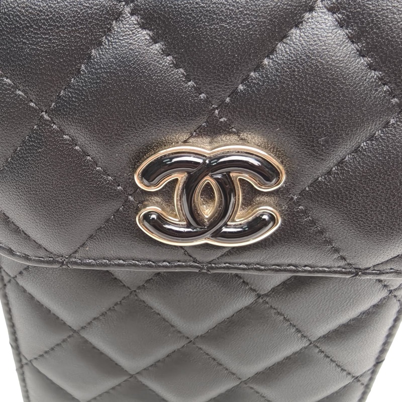 CHANEL 黑色羊皮鐳射標金扣23P琺瑯鏈條手機包-4
