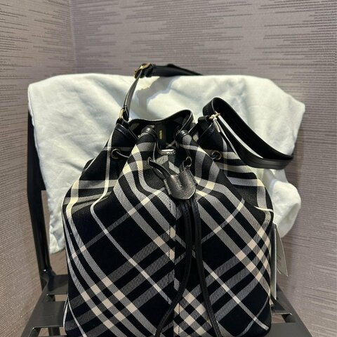 💎Han's house精品服飾💎Burberry 經典 棉麻 牛皮飾邊 格紋 水桶包 側背包 16X29X27公分 原價74279