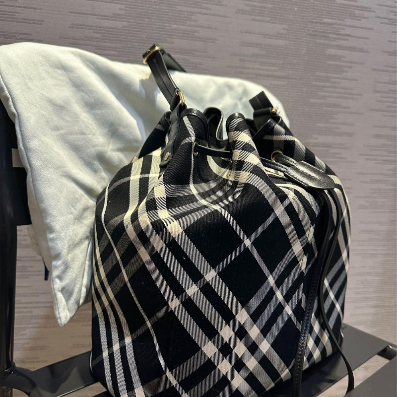 💎Han's house精品服飾💎Burberry 經典 棉麻 牛皮飾邊 格紋 水桶包 側背包 16X29X27公分 原價74279-7