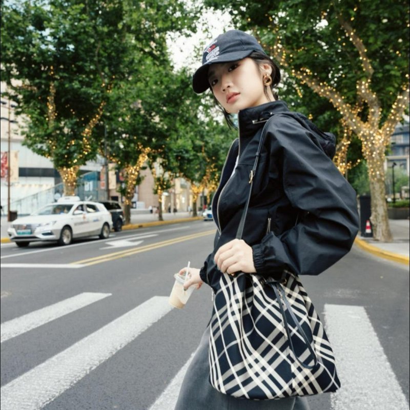 💎Han's house精品服飾💎Burberry 經典 棉麻 牛皮飾邊 格紋 水桶包 側背包 16X29X27公分 原價74279-8