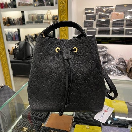 東區正精品㊣LV M45256 NEONOE MM 黑色全皮壓紋字紋金釦抽繩束口水桶包手提包肩背包 RZ6346-0