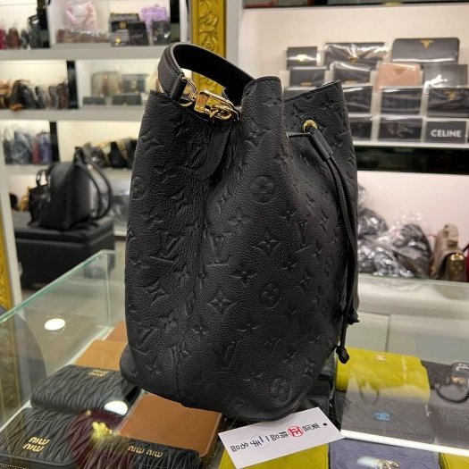 東區正精品㊣LV M45256 NEONOE MM 黑色全皮壓紋字紋金釦抽繩束口水桶包手提包肩背包 RZ6346-1