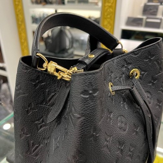 東區正精品㊣LV M45256 NEONOE MM 黑色全皮壓紋字紋金釦抽繩束口水桶包手提包肩背包 RZ6346-2