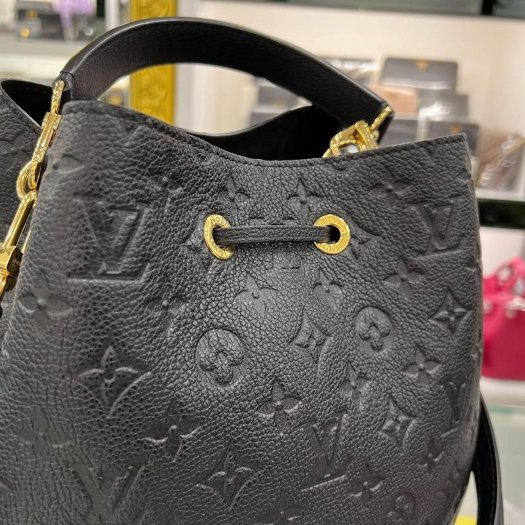 東區正精品㊣LV M45256 NEONOE MM 黑色全皮壓紋字紋金釦抽繩束口水桶包手提包肩背包 RZ6346-3