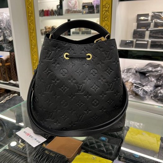 東區正精品㊣LV M45256 NEONOE MM 黑色全皮壓紋字紋金釦抽繩束口水桶包手提包肩背包 RZ6346-6