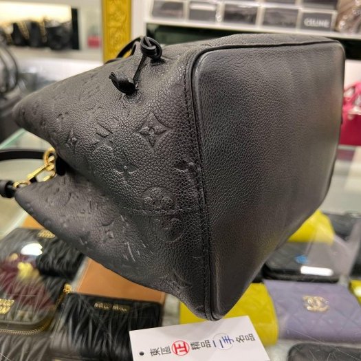 東區正精品㊣LV M45256 NEONOE MM 黑色全皮壓紋字紋金釦抽繩束口水桶包手提包肩背包 RZ6346-7
