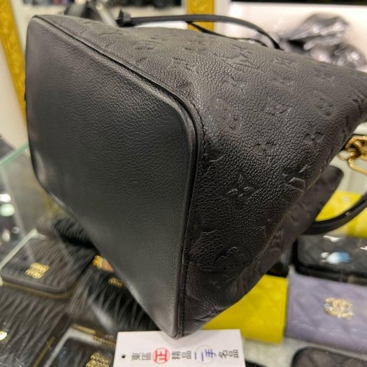 東區正精品㊣LV M45256 NEONOE MM 黑色全皮壓紋字紋金釦抽繩束口水桶包手提包肩背包 RZ6346-8