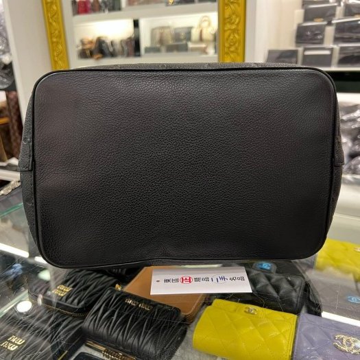 東區正精品㊣LV M45256 NEONOE MM 黑色全皮壓紋字紋金釦抽繩束口水桶包手提包肩背包 RZ6346-9