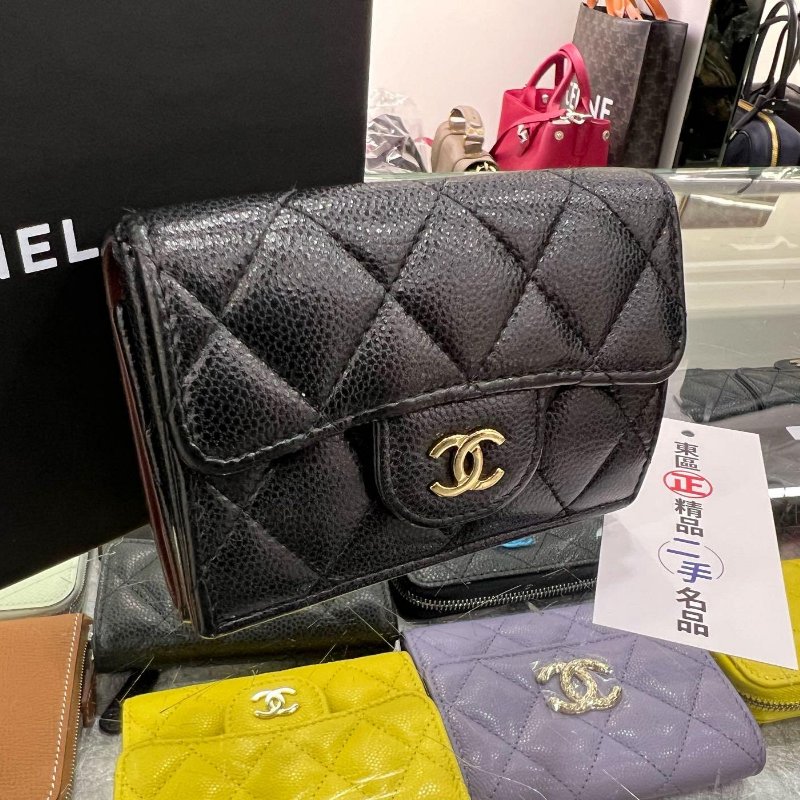 東區正精品㊣ CHANEL AP0230 香奈兒黑色荔枝牛皮前後金釦迷你三折釦子短夾 RZ6348-1