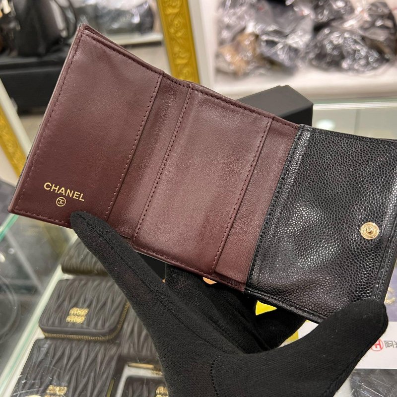 東區正精品㊣ CHANEL AP0230 香奈兒黑色荔枝牛皮前後金釦迷你三折釦子短夾 RZ6348-2