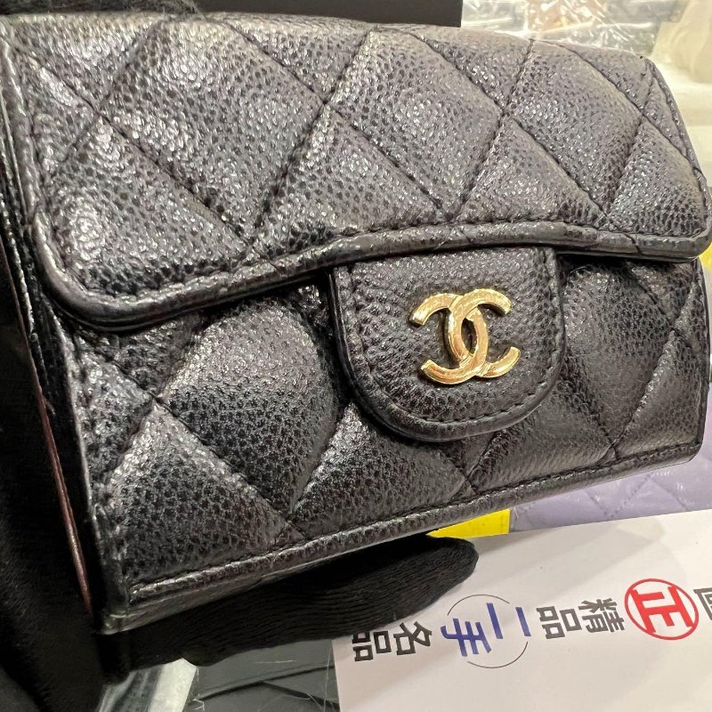 東區正精品㊣ CHANEL AP0230 香奈兒黑色荔枝牛皮前後金釦迷你三折釦子短夾 RZ6348-8