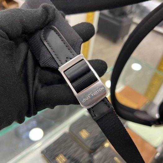 東區正精品㊣LV M14020 Discovery Slim 全新黑花錢口袋拉鍊後背包 RZ6345-3