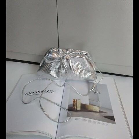 BV 銀色皮革迷你雲朵包 mini pouch