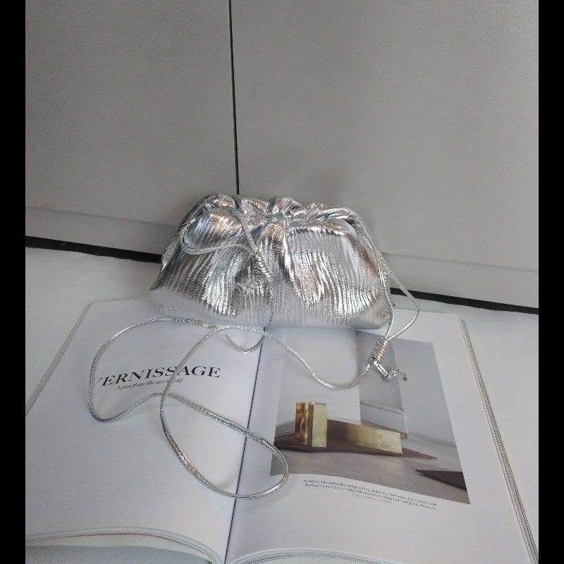 BV 銀色皮革迷你雲朵包 mini pouch-0