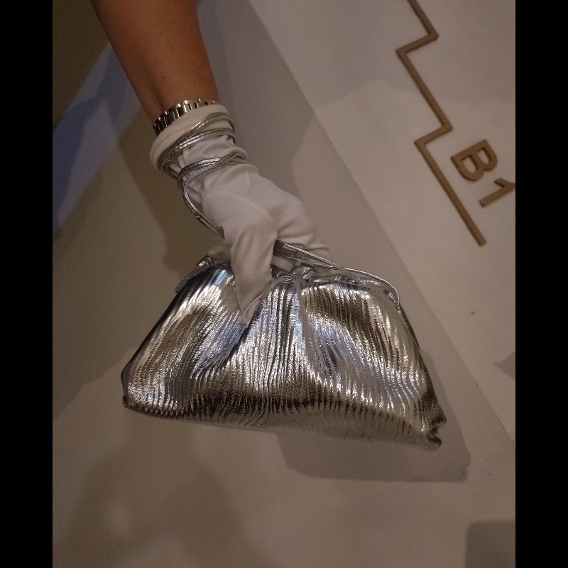 BV 銀色皮革迷你雲朵包 mini pouch-2