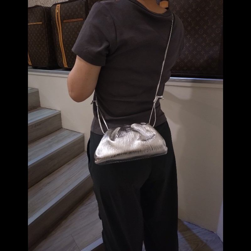 BV 銀色皮革迷你雲朵包 mini pouch-3