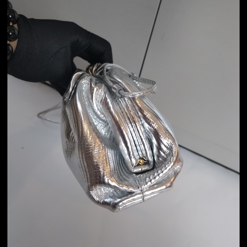 BV 銀色皮革迷你雲朵包 mini pouch-6
