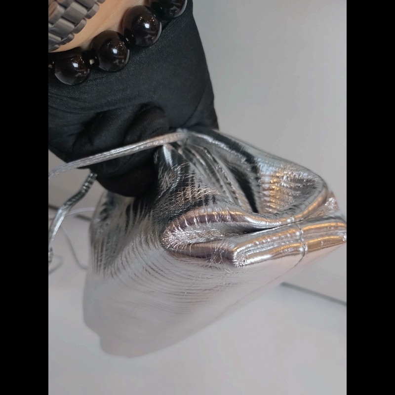 BV 銀色皮革迷你雲朵包 mini pouch-11