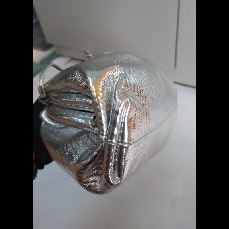 BV 銀色皮革迷你雲朵包 mini pouch-12