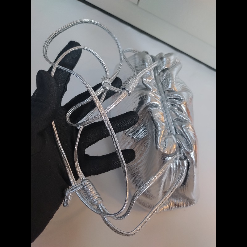 BV 銀色皮革迷你雲朵包 mini pouch-13