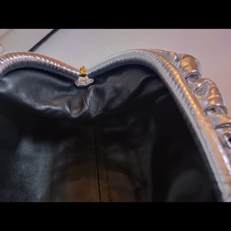 BV 銀色皮革迷你雲朵包 mini pouch-17