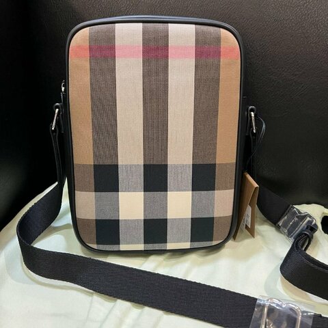 💎Han's house精品服飾💎burberry 格紋 側背包