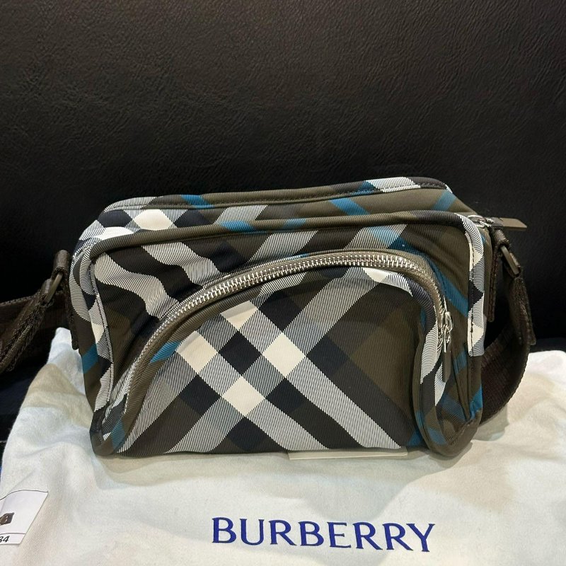 💎Han's house精品服飾💎burberry 格紋 尼龍 防水 側背包 現貨 原價44000-0