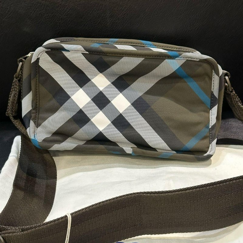 💎Han's house精品服飾💎burberry 格紋 尼龍 防水 側背包 現貨 原價44000-6