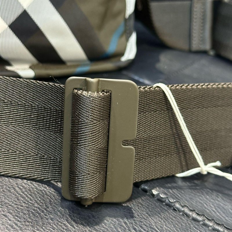 💎Han's house精品服飾💎burberry 格紋 尼龍 防水 側背包 現貨 原價44000-8