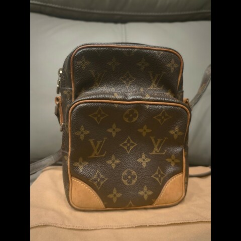 日本帶回狀況良好沒有沾黏LV小相機包包，附原廠防塵袋
狀況如照片所示
絕版品，難免有歲月痕跡，完美主義者請勿下標，謝謝