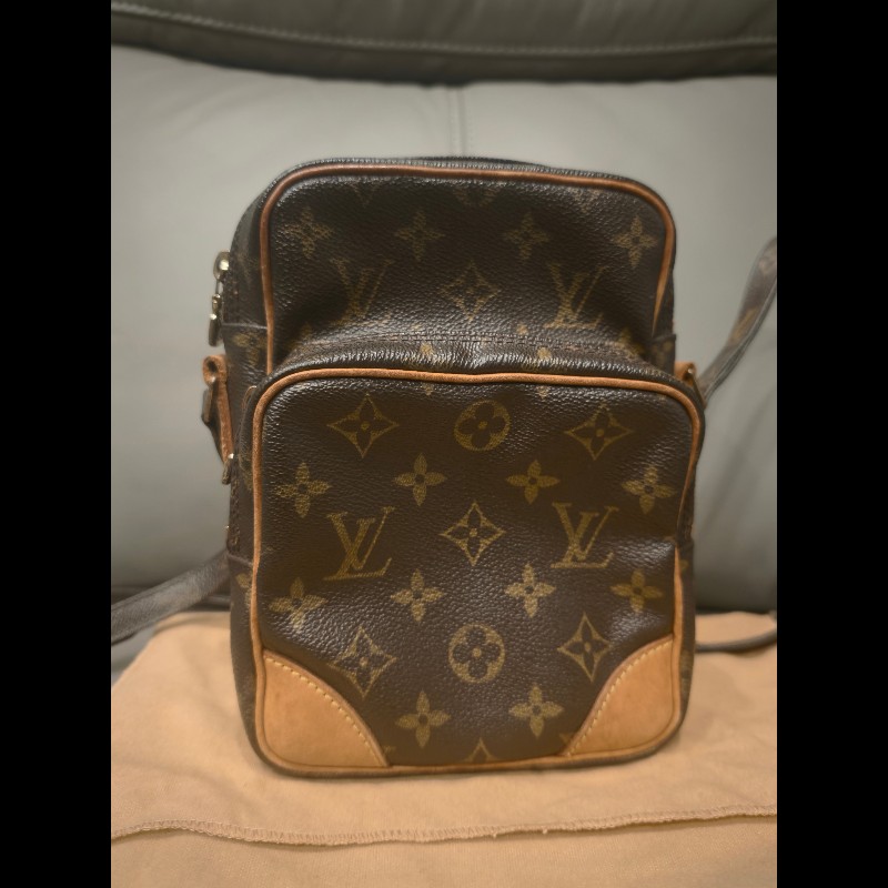 日本帶回狀況良好沒有沾黏LV小相機包包，附原廠防塵袋
狀況如照片所示
絕版品，難免有歲月痕跡，完美主義者請勿下標，謝謝-0