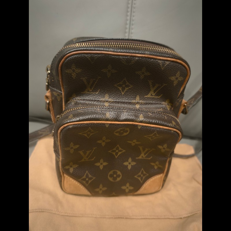 日本帶回狀況良好沒有沾黏LV小相機包包，附原廠防塵袋
狀況如照片所示
絕版品，難免有歲月痕跡，完美主義者請勿下標，謝謝-1