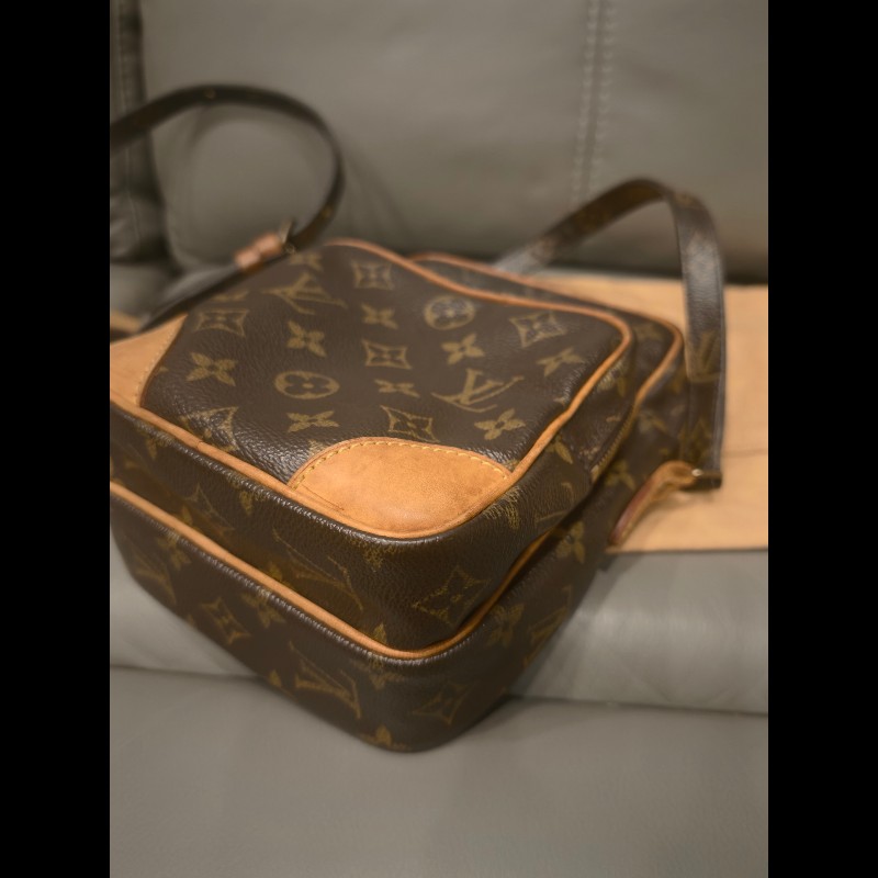 日本帶回狀況良好沒有沾黏LV小相機包包，附原廠防塵袋
狀況如照片所示
絕版品，難免有歲月痕跡，完美主義者請勿下標，謝謝-3