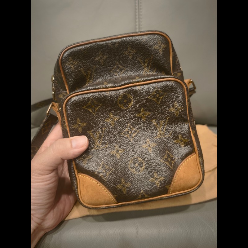 日本帶回狀況良好沒有沾黏LV小相機包包，附原廠防塵袋
狀況如照片所示
絕版品，難免有歲月痕跡，完美主義者請勿下標，謝謝-4