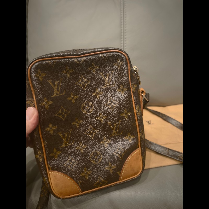 日本帶回狀況良好沒有沾黏LV小相機包包，附原廠防塵袋
狀況如照片所示
絕版品，難免有歲月痕跡，完美主義者請勿下標，謝謝-5
