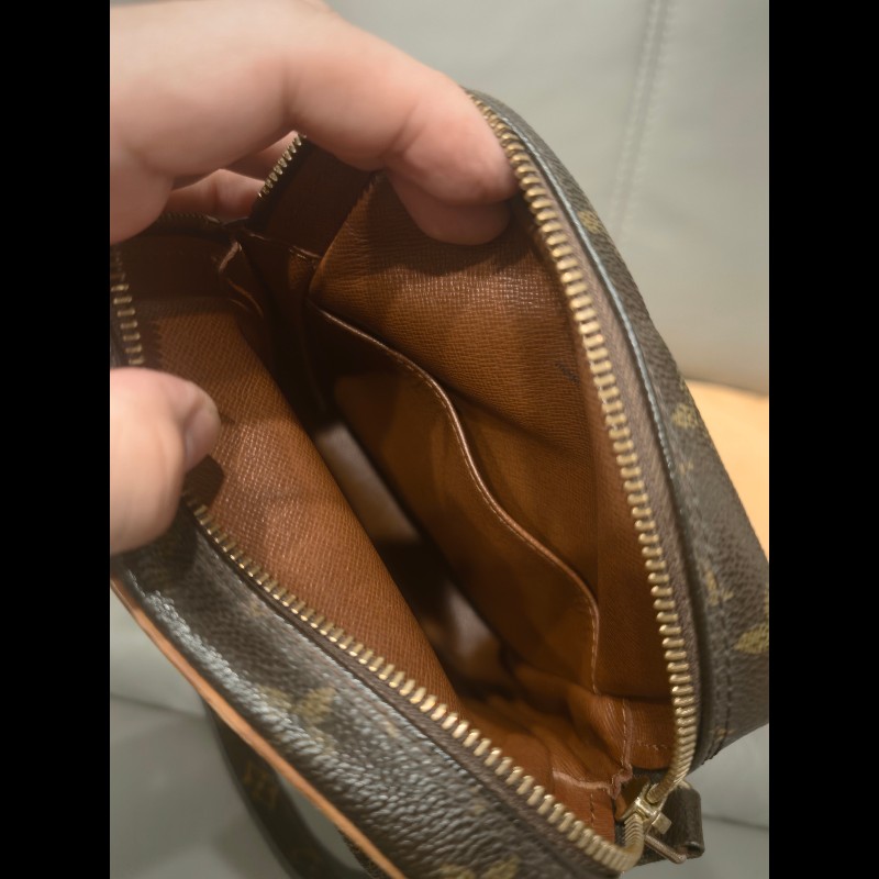 日本帶回狀況良好沒有沾黏LV小相機包包，附原廠防塵袋
狀況如照片所示
絕版品，難免有歲月痕跡，完美主義者請勿下標，謝謝-6