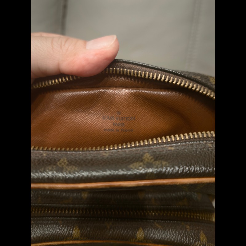 日本帶回狀況良好沒有沾黏LV小相機包包，附原廠防塵袋
狀況如照片所示
絕版品，難免有歲月痕跡，完美主義者請勿下標，謝謝-7