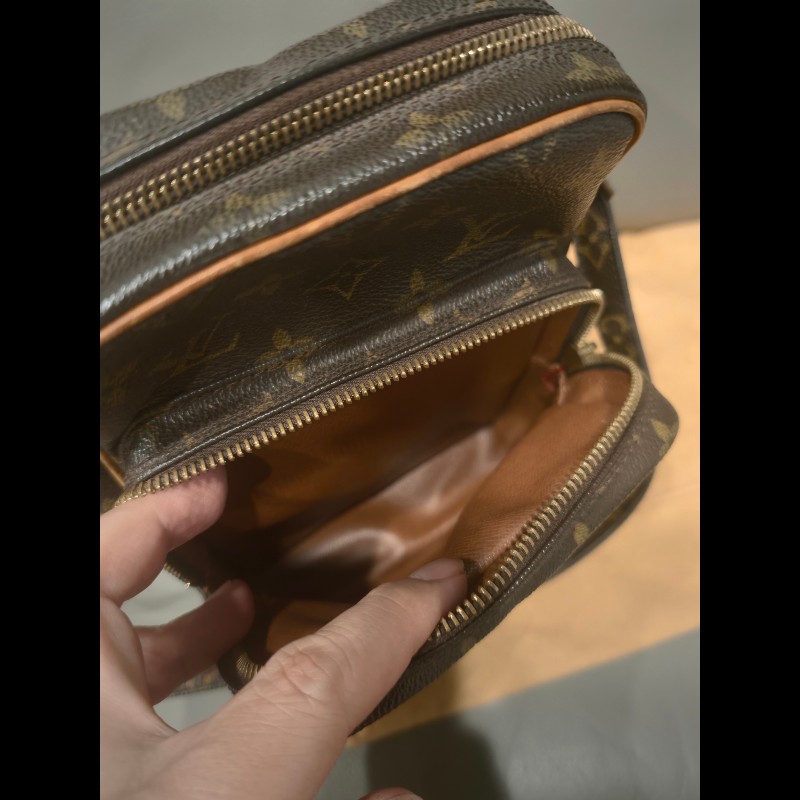 日本帶回狀況良好沒有沾黏LV小相機包包，附原廠防塵袋
狀況如照片所示
絕版品，難免有歲月痕跡，完美主義者請勿下標，謝謝-8