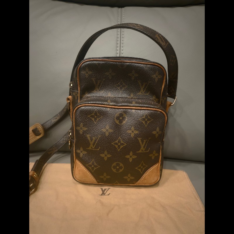 日本帶回狀況良好沒有沾黏LV小相機包包，附原廠防塵袋
狀況如照片所示
絕版品，難免有歲月痕跡，完美主義者請勿下標，謝謝-9