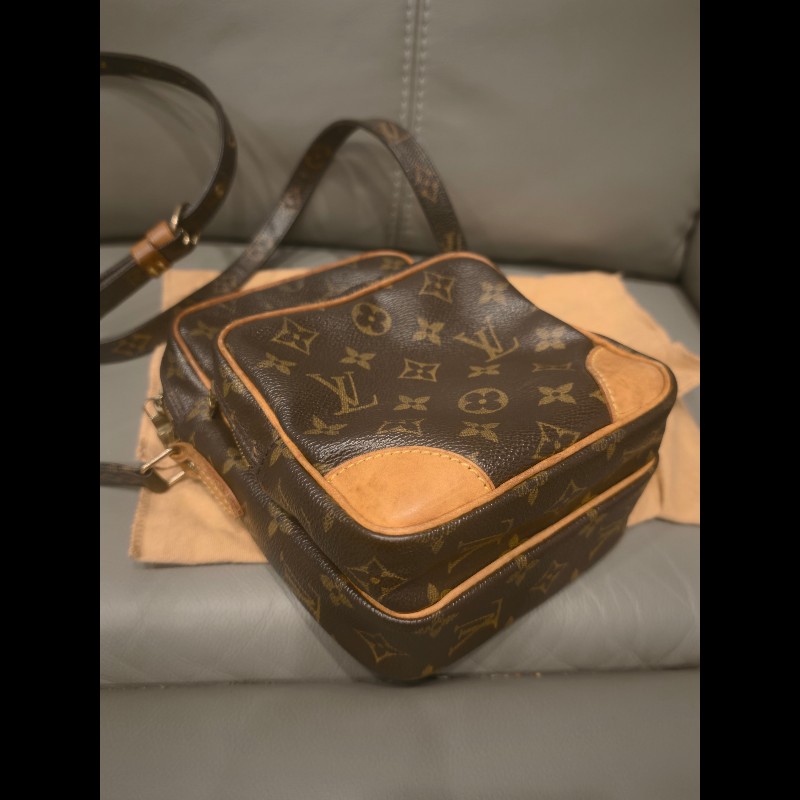 日本帶回狀況良好沒有沾黏LV小相機包包，附原廠防塵袋
狀況如照片所示
絕版品，難免有歲月痕跡，完美主義者請勿下標，謝謝-10