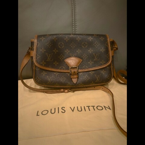 日本帶回狀況良好沒有沾黏LV法棍包包，附原廠防塵袋
狀況如照片所示
絕版品，難免有歲月痕跡，完美主義者請勿下標，謝謝