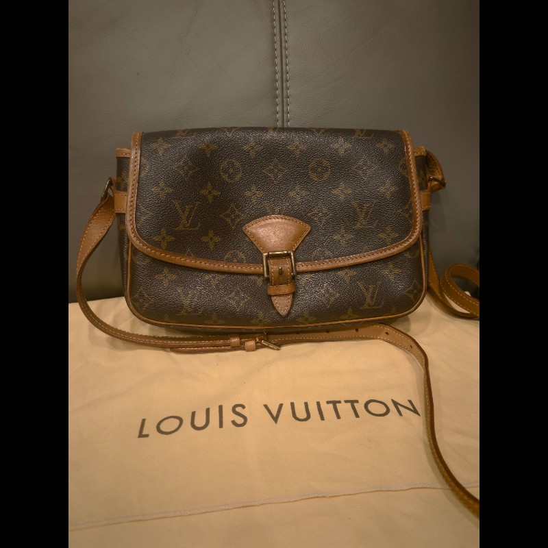 日本帶回狀況良好沒有沾黏LV法棍包包,附原廠防塵袋
狀況如照片所示
絕版品,難免有歲月痕跡,完美主義者請勿下標,謝謝-0