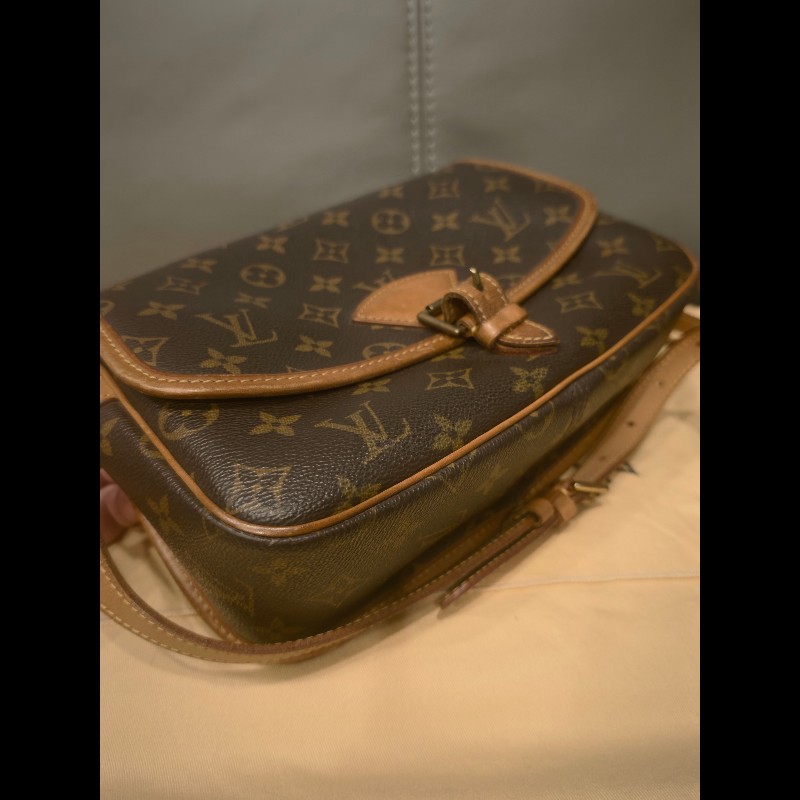 日本帶回狀況良好沒有沾黏LV法棍包包,附原廠防塵袋
狀況如照片所示
絕版品,難免有歲月痕跡,完美主義者請勿下標,謝謝-1