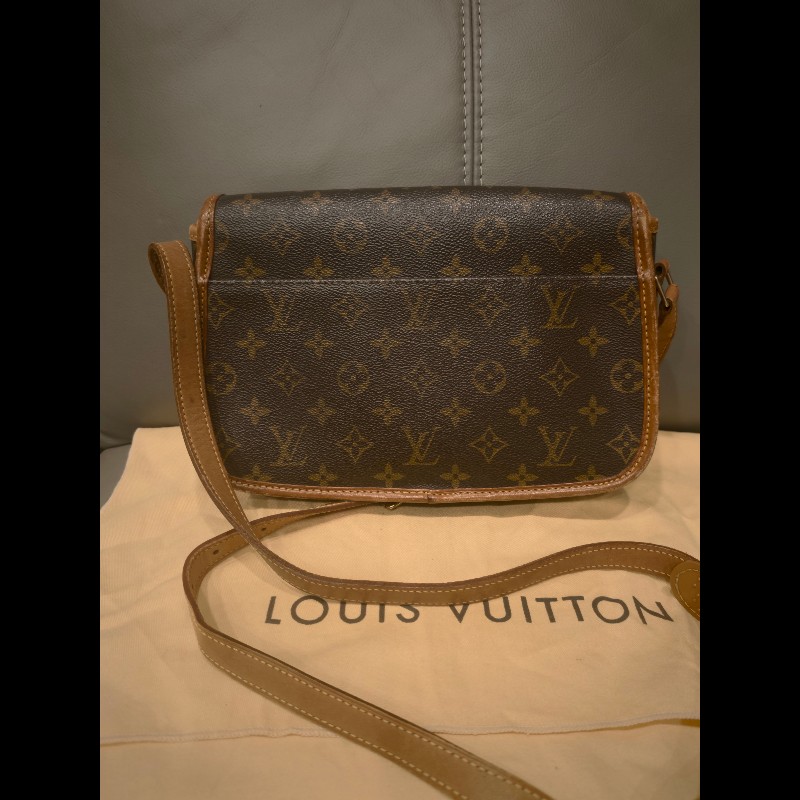 日本帶回狀況良好沒有沾黏LV法棍包包,附原廠防塵袋
狀況如照片所示
絕版品,難免有歲月痕跡,完美主義者請勿下標,謝謝-3