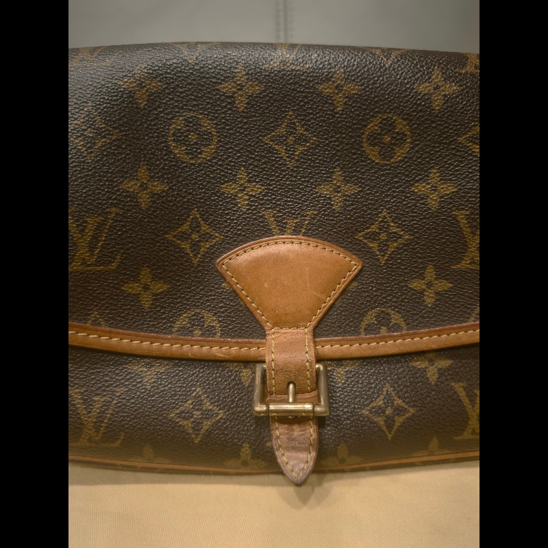 日本帶回狀況良好沒有沾黏LV法棍包包,附原廠防塵袋
狀況如照片所示
絕版品,難免有歲月痕跡,完美主義者請勿下標,謝謝-4