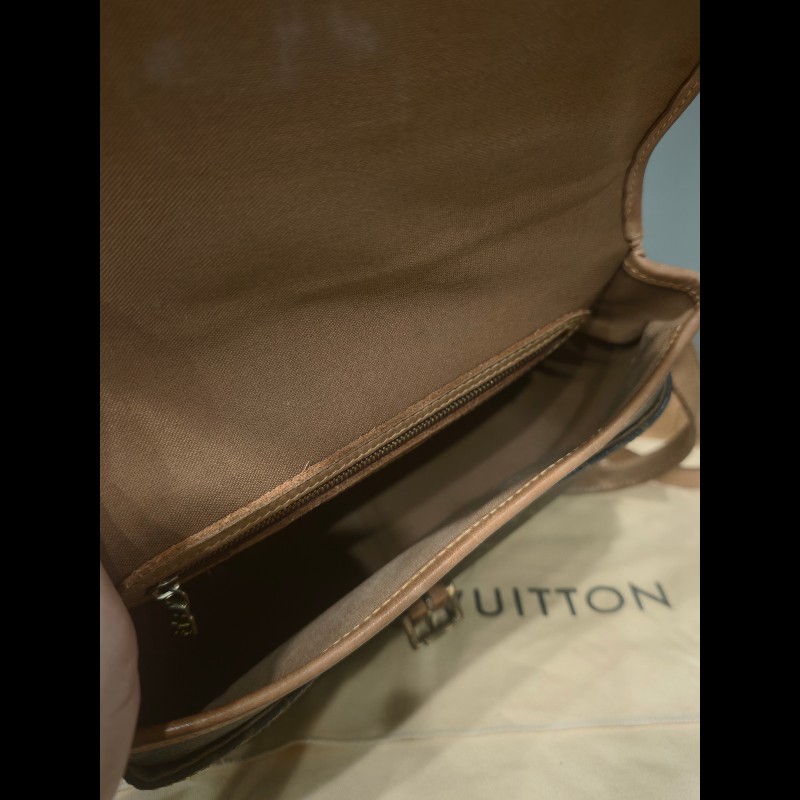 日本帶回狀況良好沒有沾黏LV法棍包包,附原廠防塵袋
狀況如照片所示
絕版品,難免有歲月痕跡,完美主義者請勿下標,謝謝-5