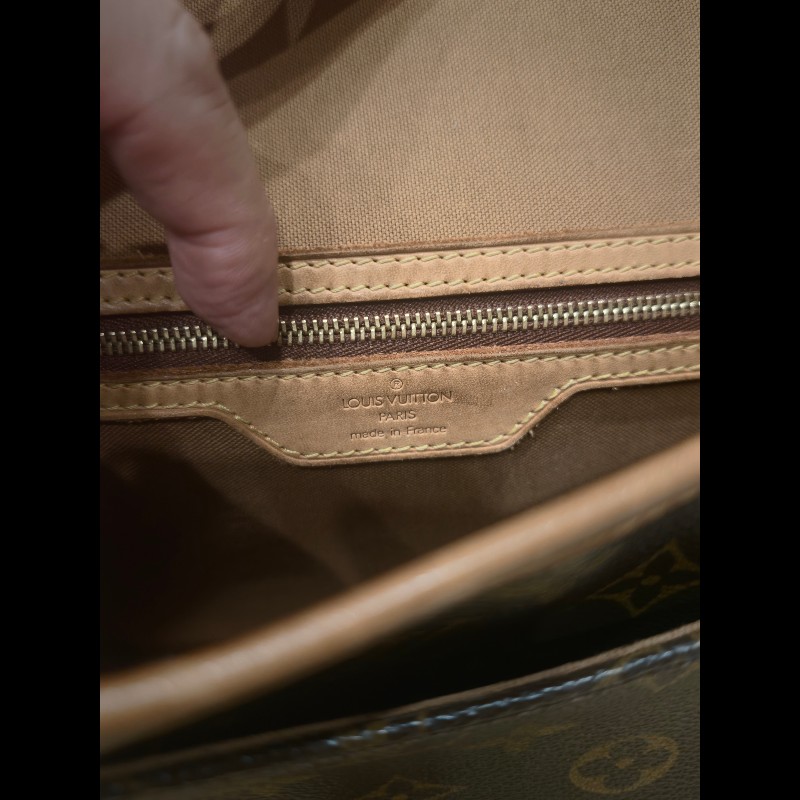 日本帶回狀況良好沒有沾黏LV法棍包包,附原廠防塵袋
狀況如照片所示
絕版品,難免有歲月痕跡,完美主義者請勿下標,謝謝-6